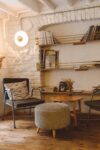 Forny din bolig med økonomien for øje apartment-books-chairs-2079246